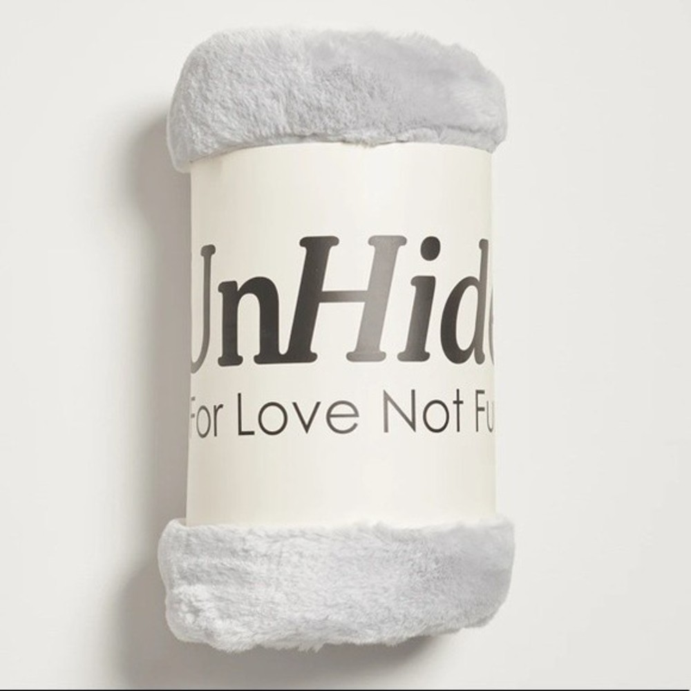 Unhide Lil’ Marsh Faux Fur Throw Blanket Silver Fox Rare Discontinued Color